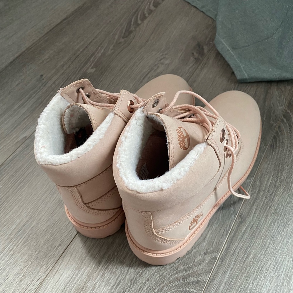 Brand new pink timberlands size 7.5 (38 EU)